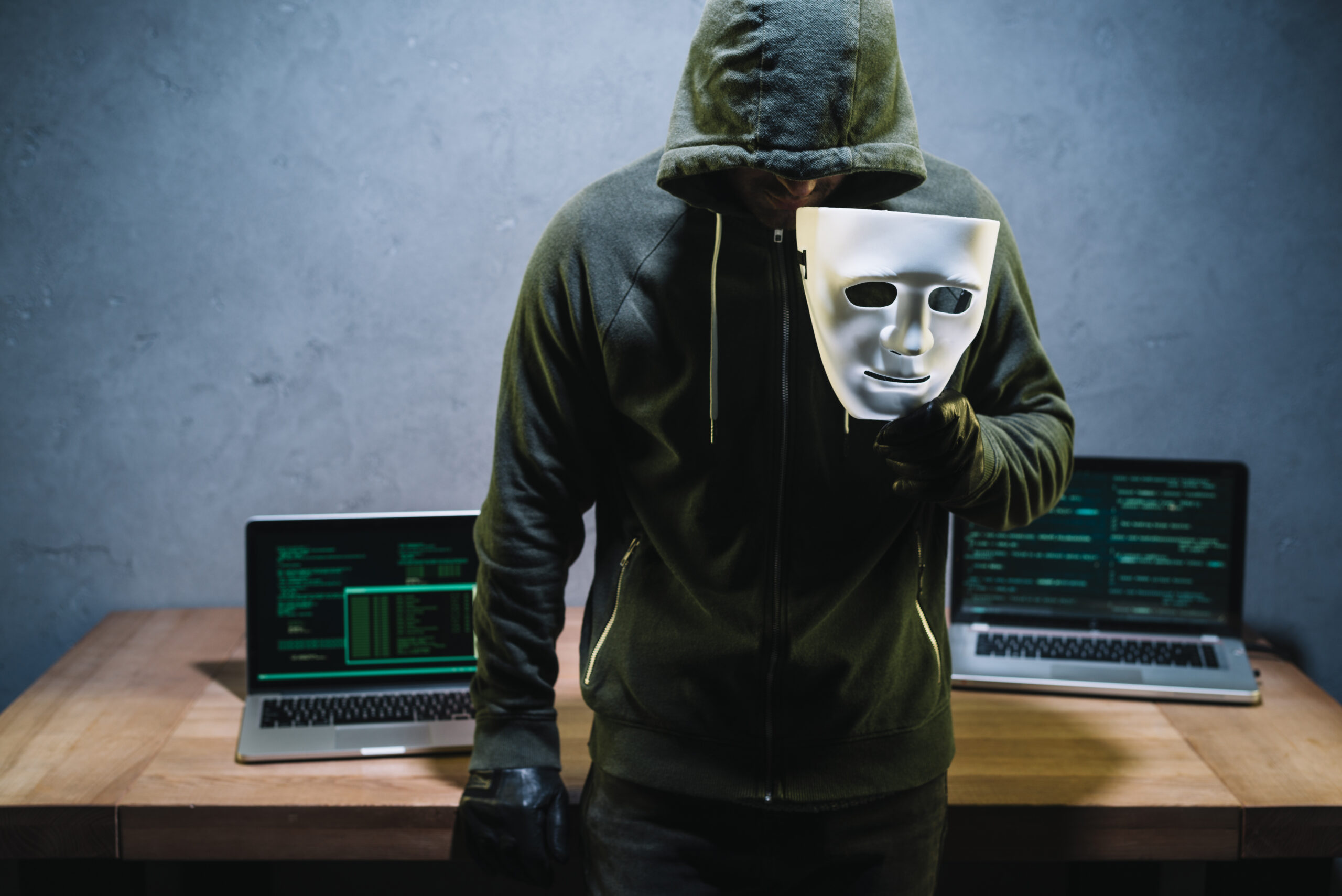 hacker-holding-mask